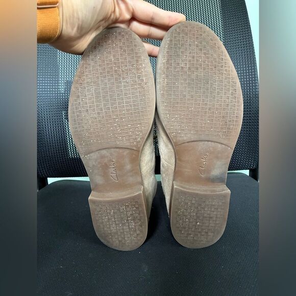 Clarks Women's Phenia Desert Boot in Khaki Suede Size 11 M - Picture 6 of 8